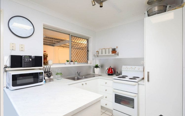 1 Raeburn Street, Manly QLD photograph