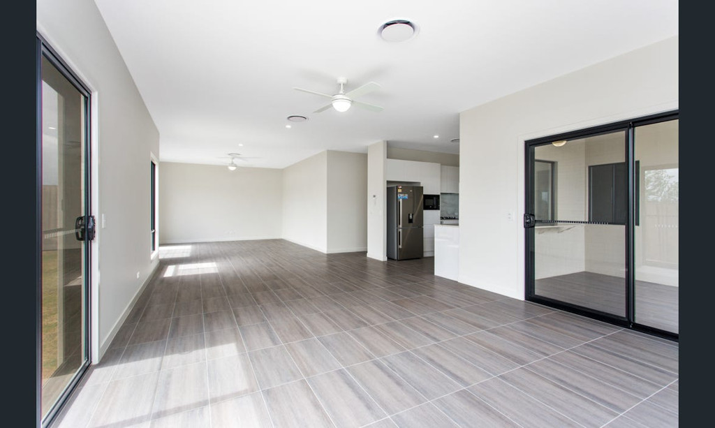 11 Peak Crescent, Pimpama QLD photograph