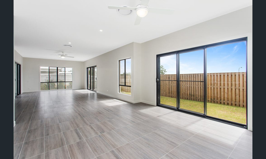 11 Peak Crescent, Pimpama QLD photograph